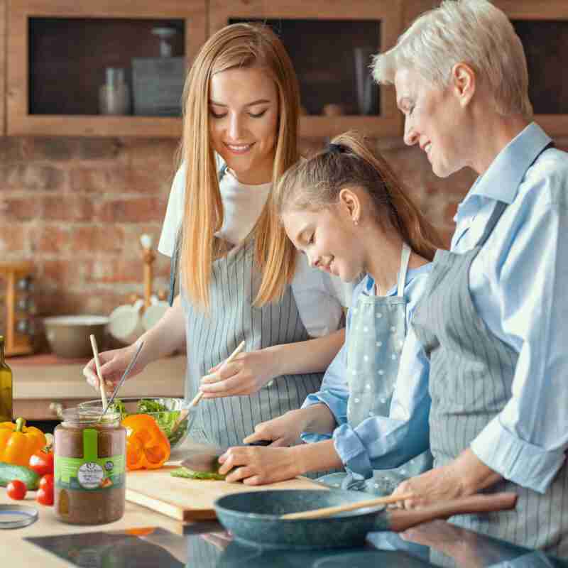 Familie kocht mit Gemüsebrühe